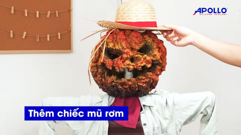 Hoàn tất việc trang trí bù nhìn với mũ rơm, quần áo và rơm khô