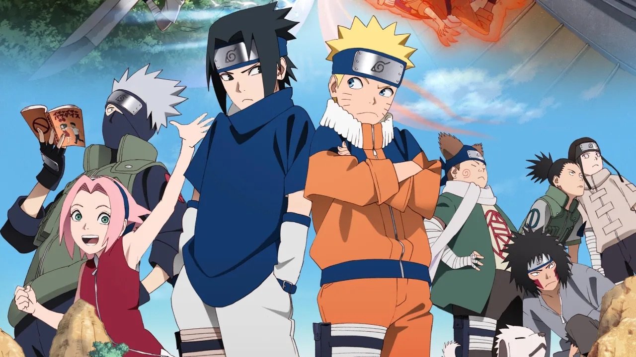 Personajes principales de Naruto, como Naruto Uzumaki, Sasuke Uchiha, Sakura Haruno, Kakashi Hatake y otros, en una formación de equipo en un escenario natural con cielo despejado.