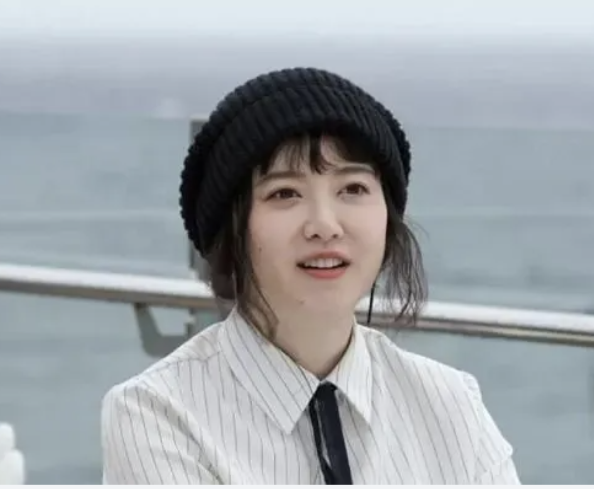 A picture of Goo hye sun wearing a white and black strip shirt