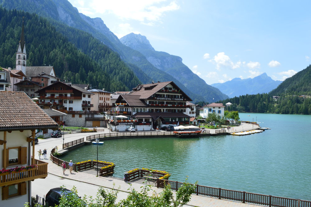 Das Küstengebiet von Alleghe in Italien. 