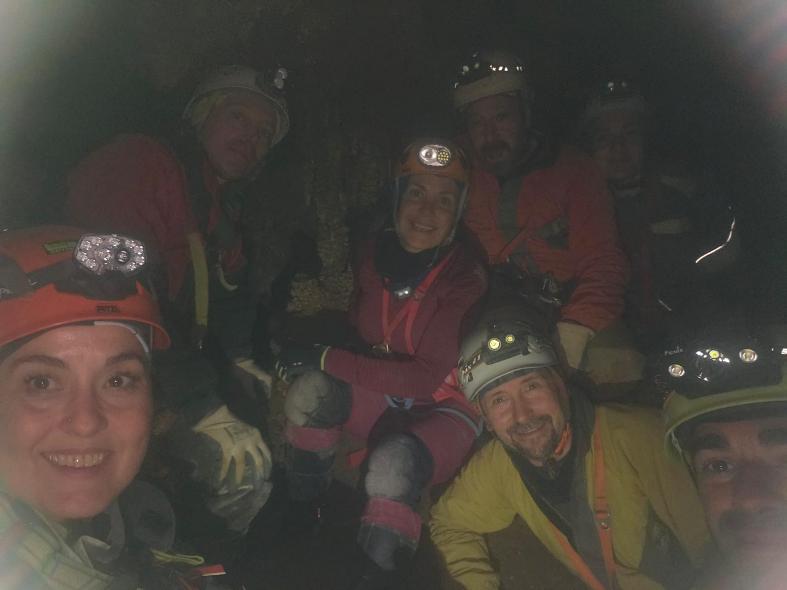 Un grupo de personas posando con casco

El contenido generado por IA puede ser incorrecto.