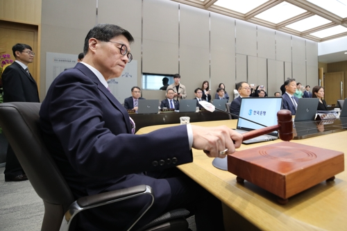 이창용 한국은행 총재가 지난 11일 서울 중구 한국은행에서 열린 금융통화위원회에서 의사봉을 두드리고 있다. [사진 출처 = 연합뉴스]