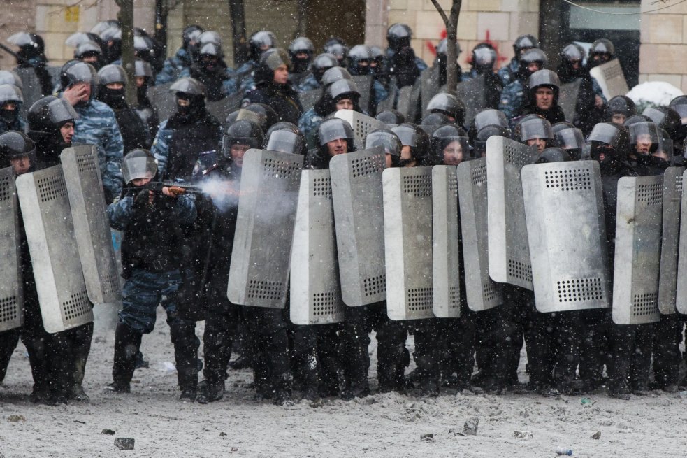 Беркутівець стріляє при розгоні протестувальників на вулиці Грушевського під час Євромайдану, січень 2014 року.