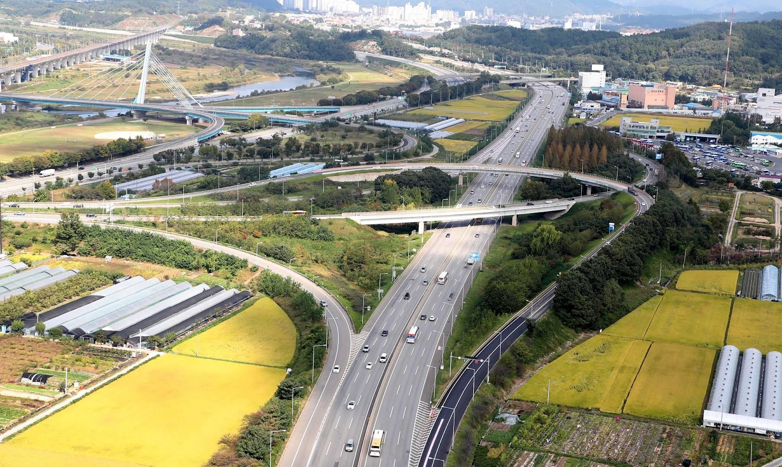 Aerial view of a highway

AI-generated content may be incorrect.