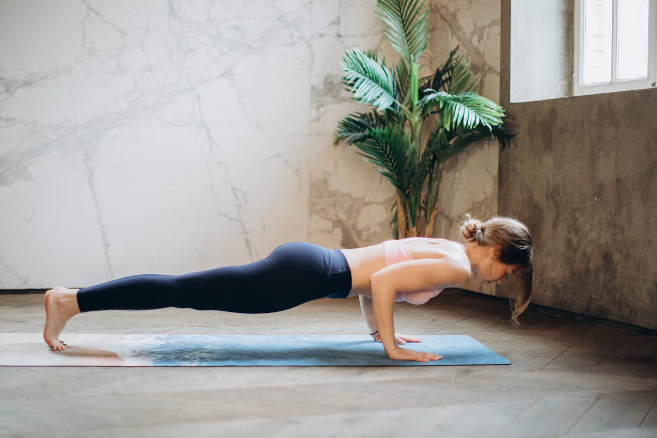 o tanara fit imbracatas sport face sport la saltea in casa
