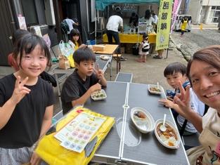 テーブルで食事をしている子供たち

自動的に生成された説明