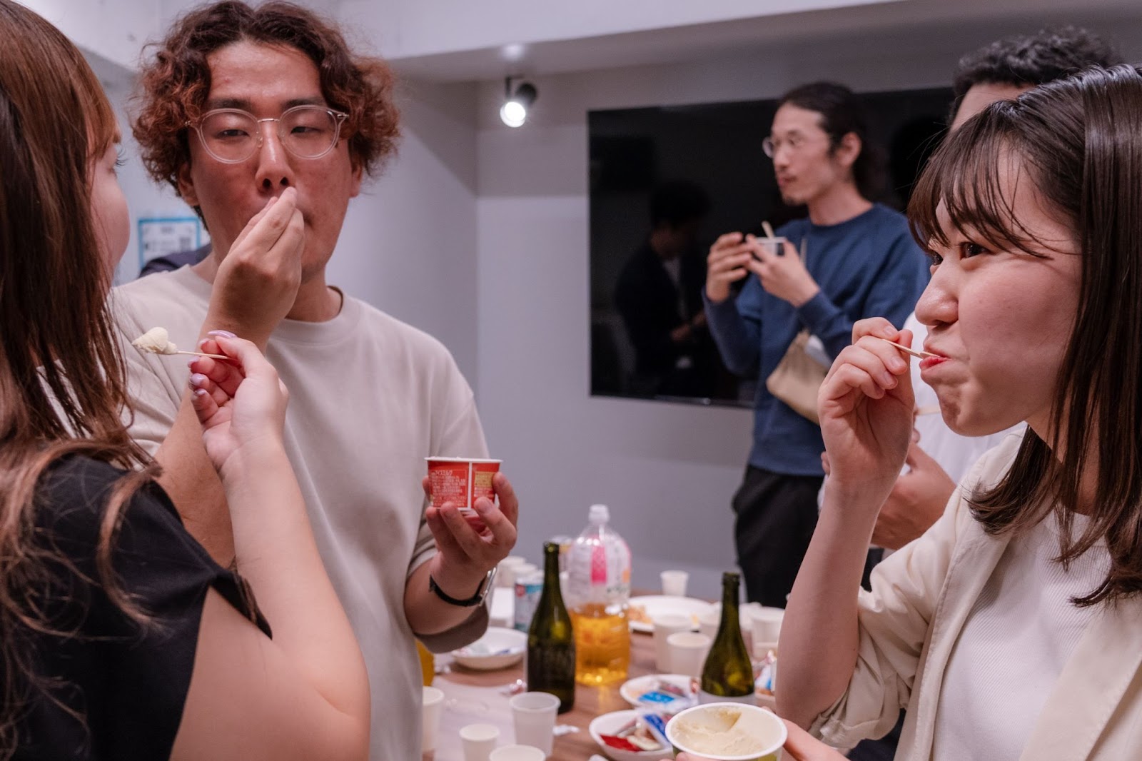 「SAKEICE」を食べながら談笑する参加者たち
