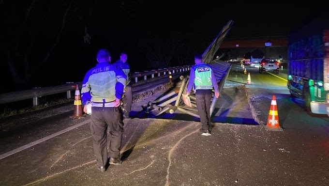 Bus Rombongan Dosen UNPAM Kecelakaan Usai Tabrak Tiang di Tol Cipali