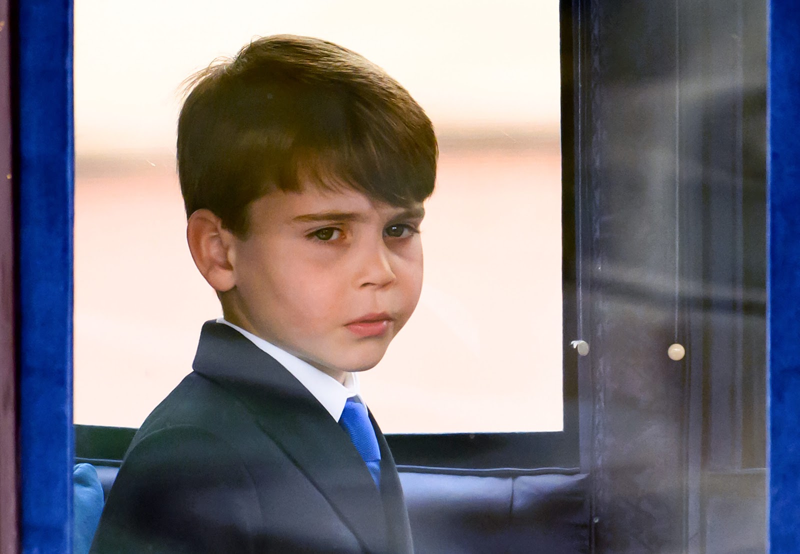 Le prince Louis est assis dans un chariot lors de la cérémonie du drapeau.