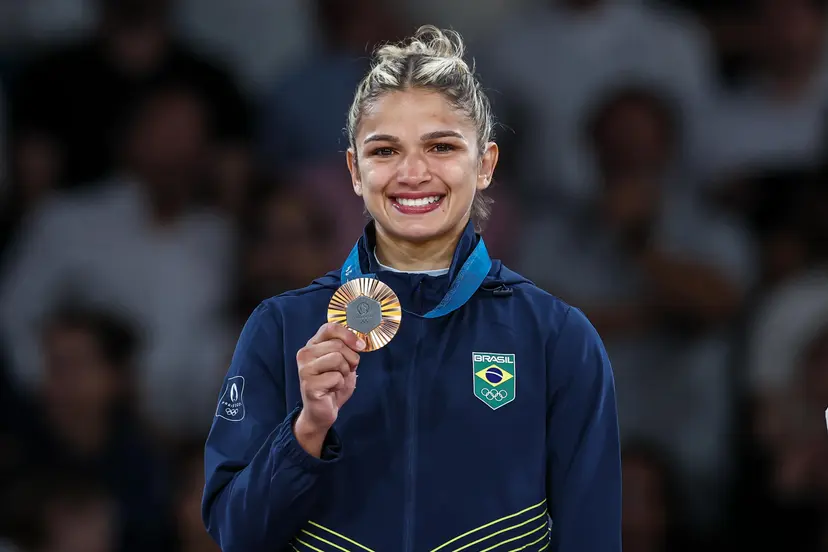 Larissa Pimenta com a medalha de bronze no judô, nas Olimpíadas de 2024, em Paris