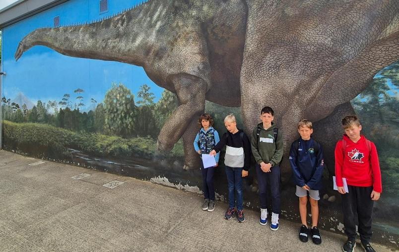 Afbeelding met dinosaurus, schoeisel, persoon, hemel

Automatisch gegenereerde beschrijving