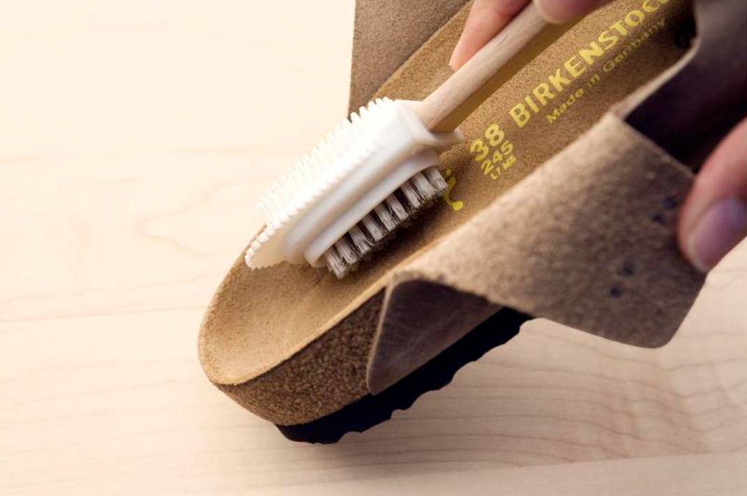 A brush on a shoe

Description automatically generated