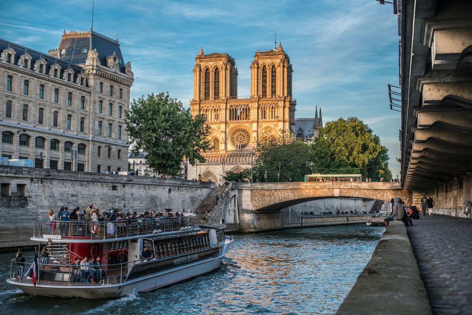 A view of Notre-Dame during a ride along the Seine quays thanks to electric bike rentals in Paris.