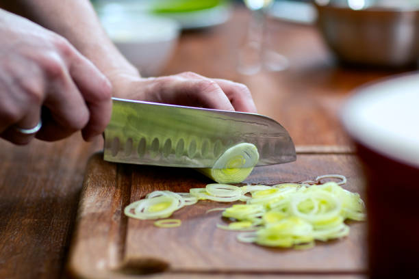 how to hold a kitchen knife