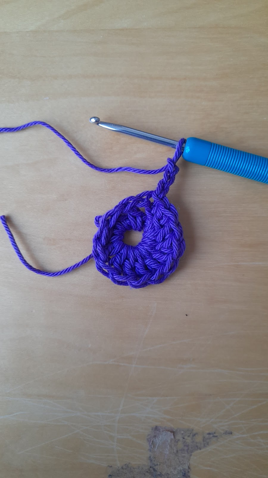 A ch3 after the first round of crochet. Crochet a flat circle. This is a demonstration photo. 