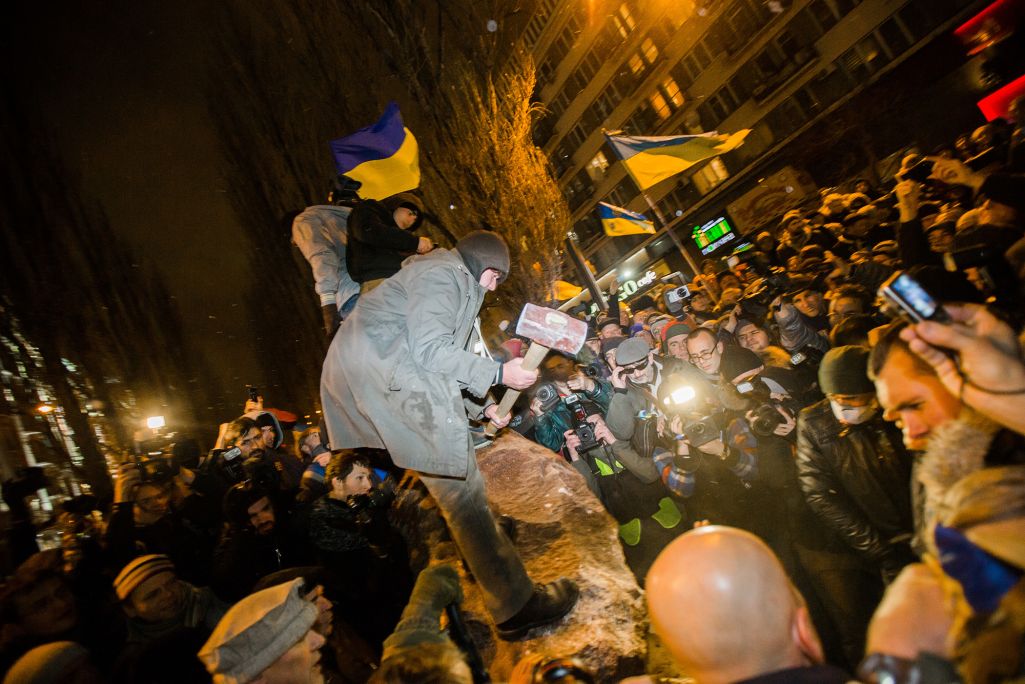  Протестующие разгромили памятник Ленину в центре Киева. 8 декабря 2013 года. Фото: Maksymenko Oleksandr / NurPhoto / Getty Images