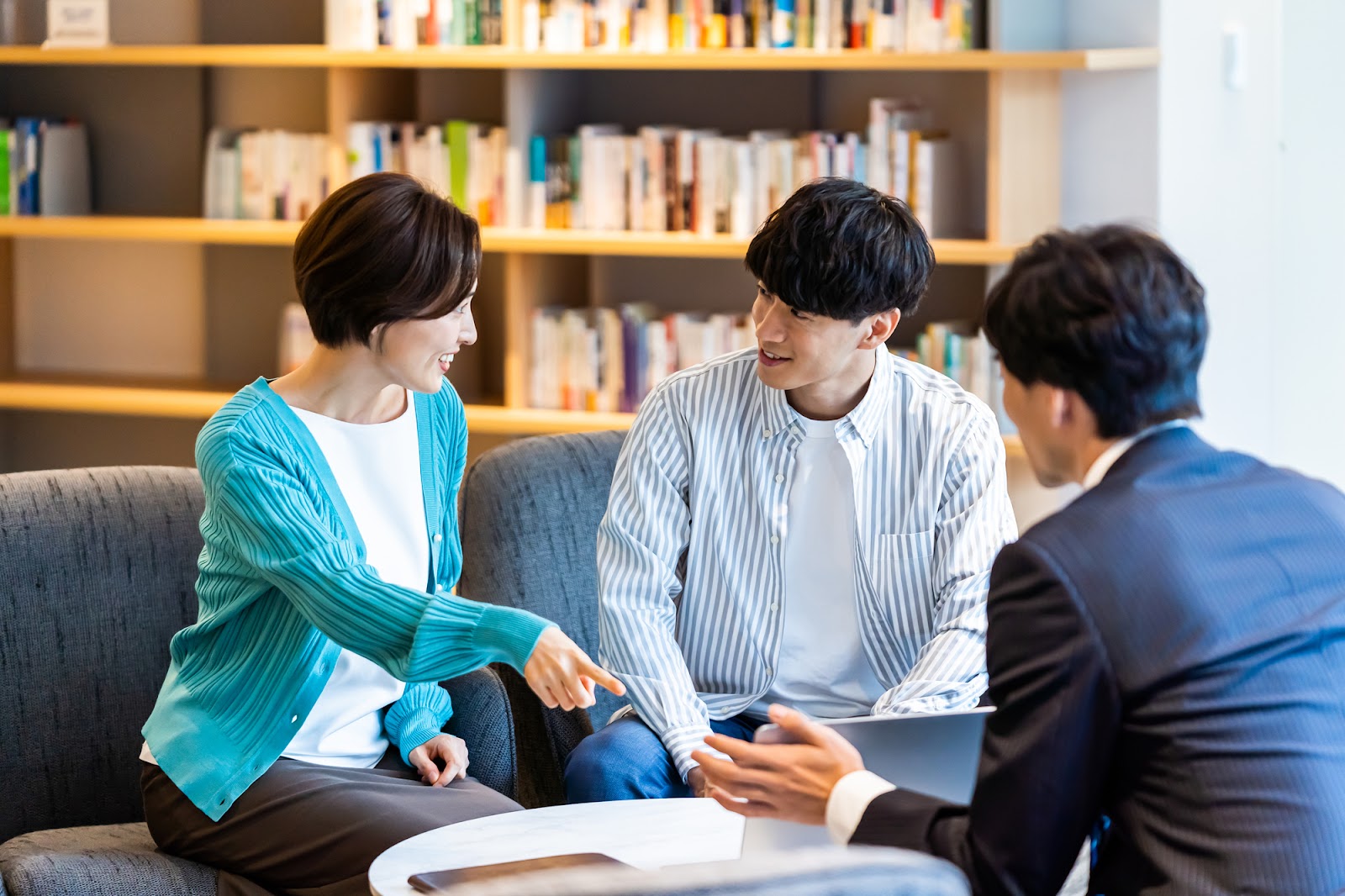 注文住宅の照明について相談する夫婦