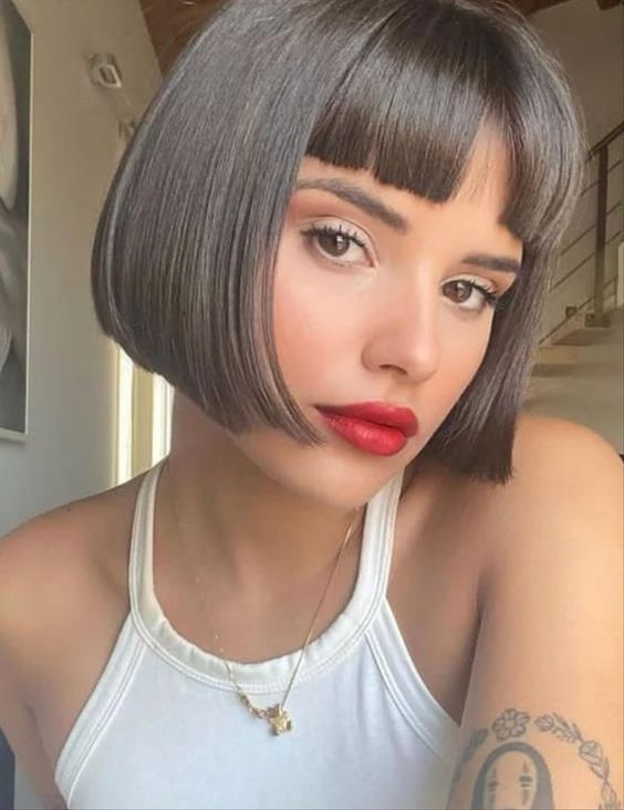 Corte de cabello recto con flequillo