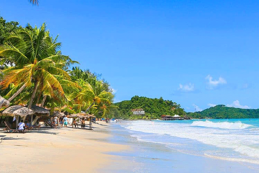 Plage paradisiaque de Langkawi en mars, idéale pour un voyage en Malaisie.