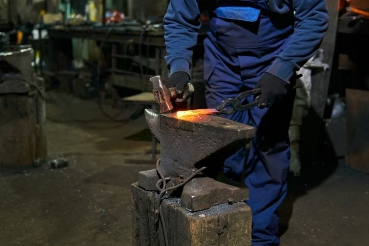 Mã ngành 2591 gồm hoạt động rèn, dập, ép kim loại