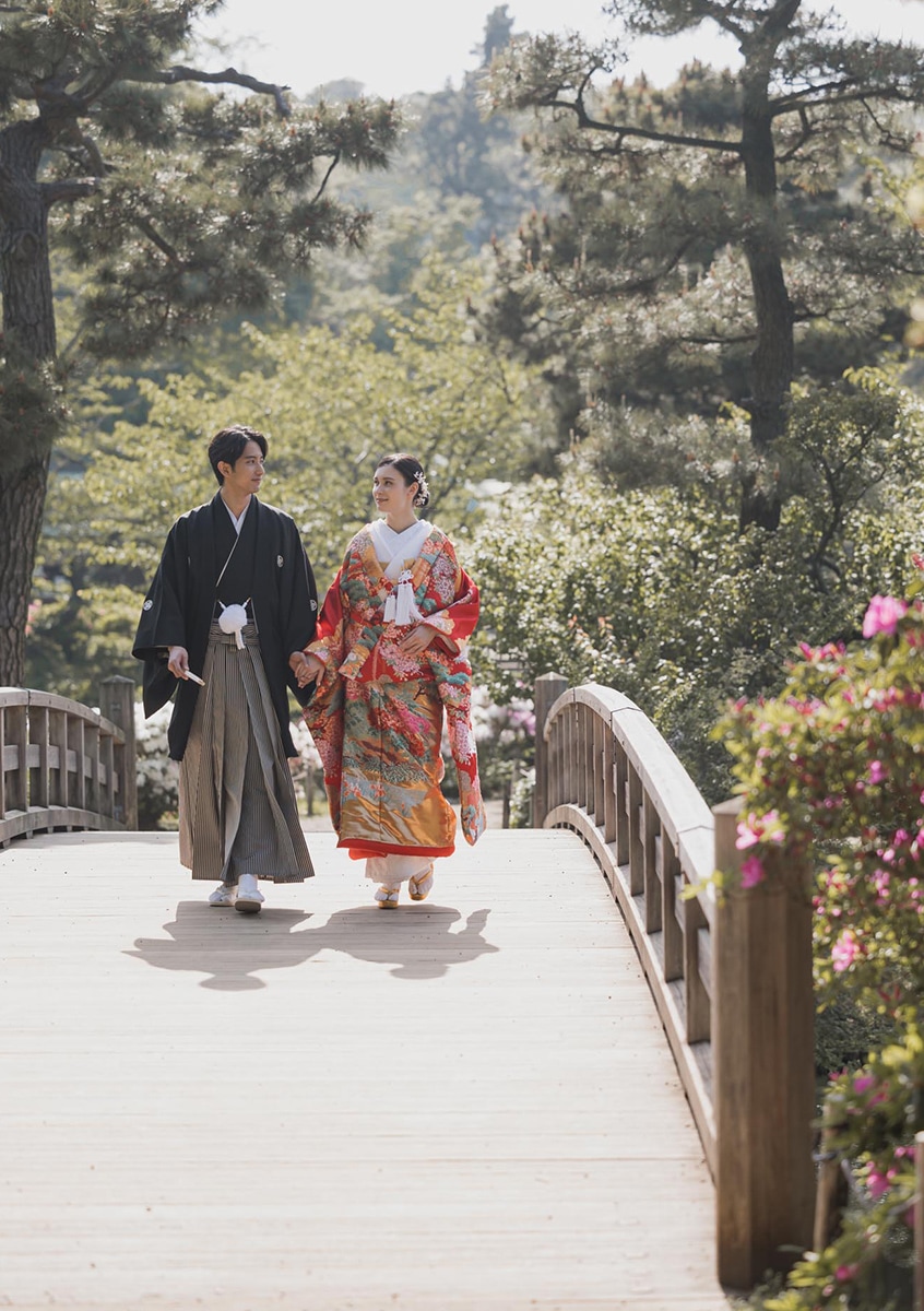 Configuración profesional de fotografía en ubicación de kimono que muestra un lugar al aire libre ideal con arquitectura tradicional japonesa y sombra natural.
