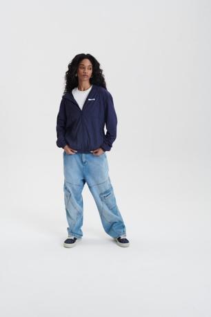 modelo com roupa azul