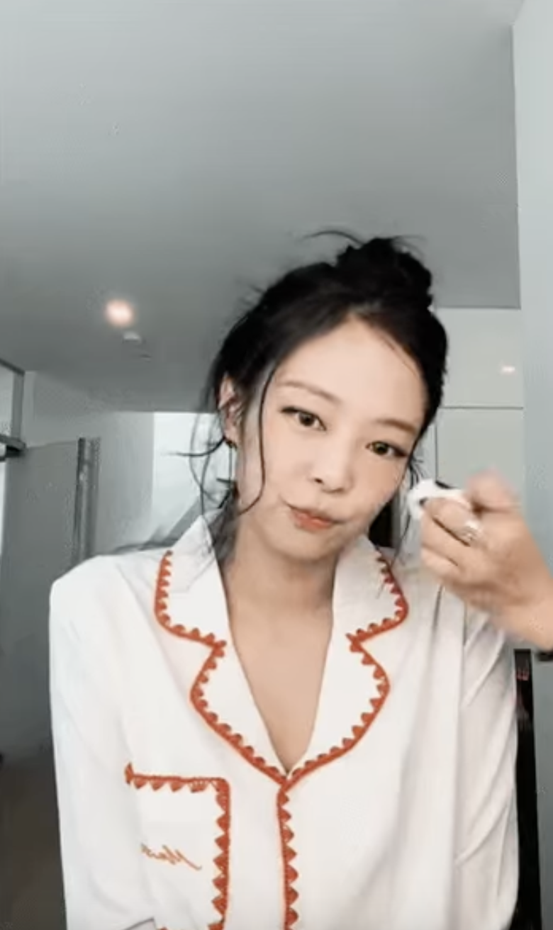 A picture of BLACKPINK Jennie doing makeup 