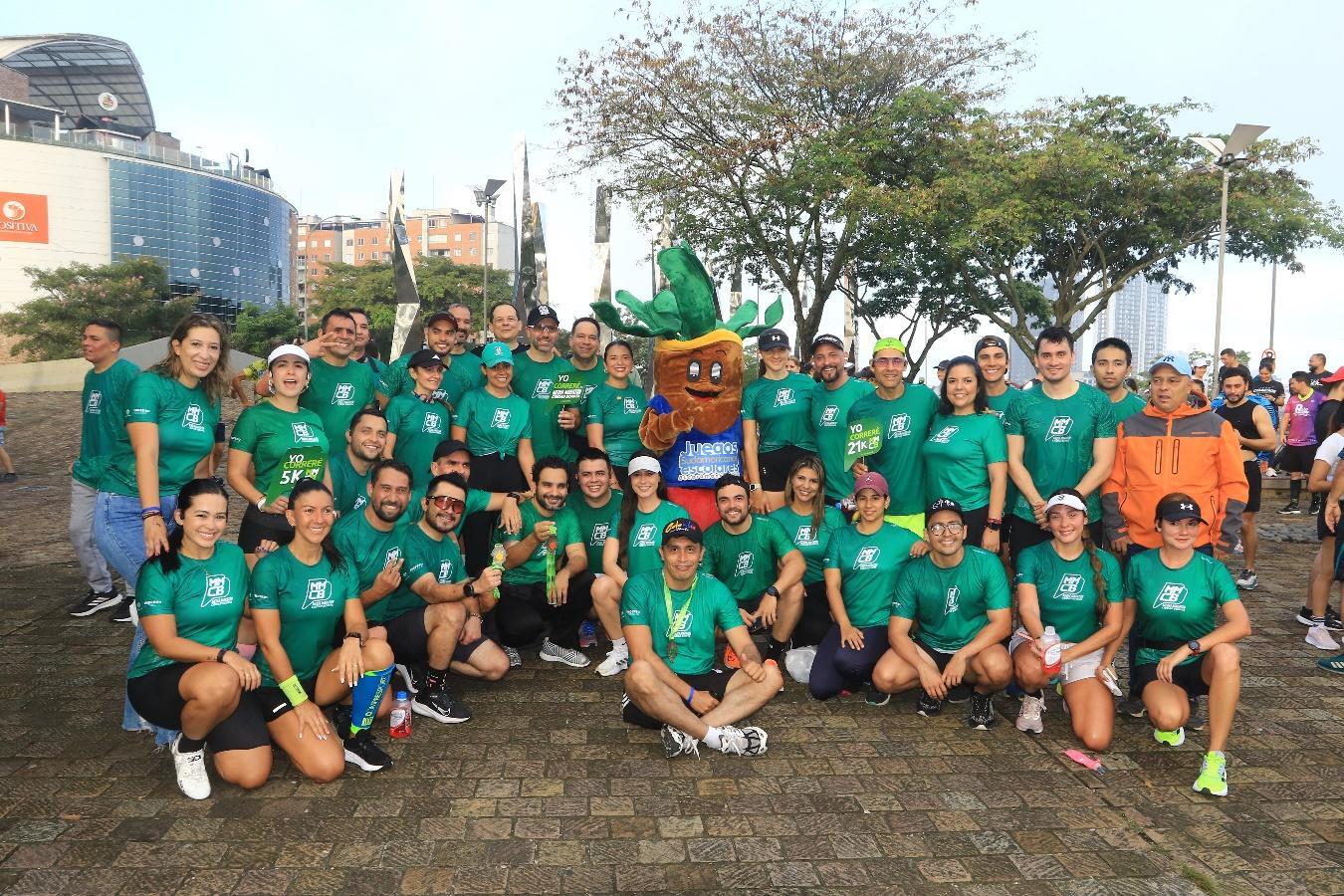 Un grupo de niños posando para una foto  Descripción generada automáticamente