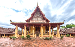 A building with pillars and a roof

Description automatically generated