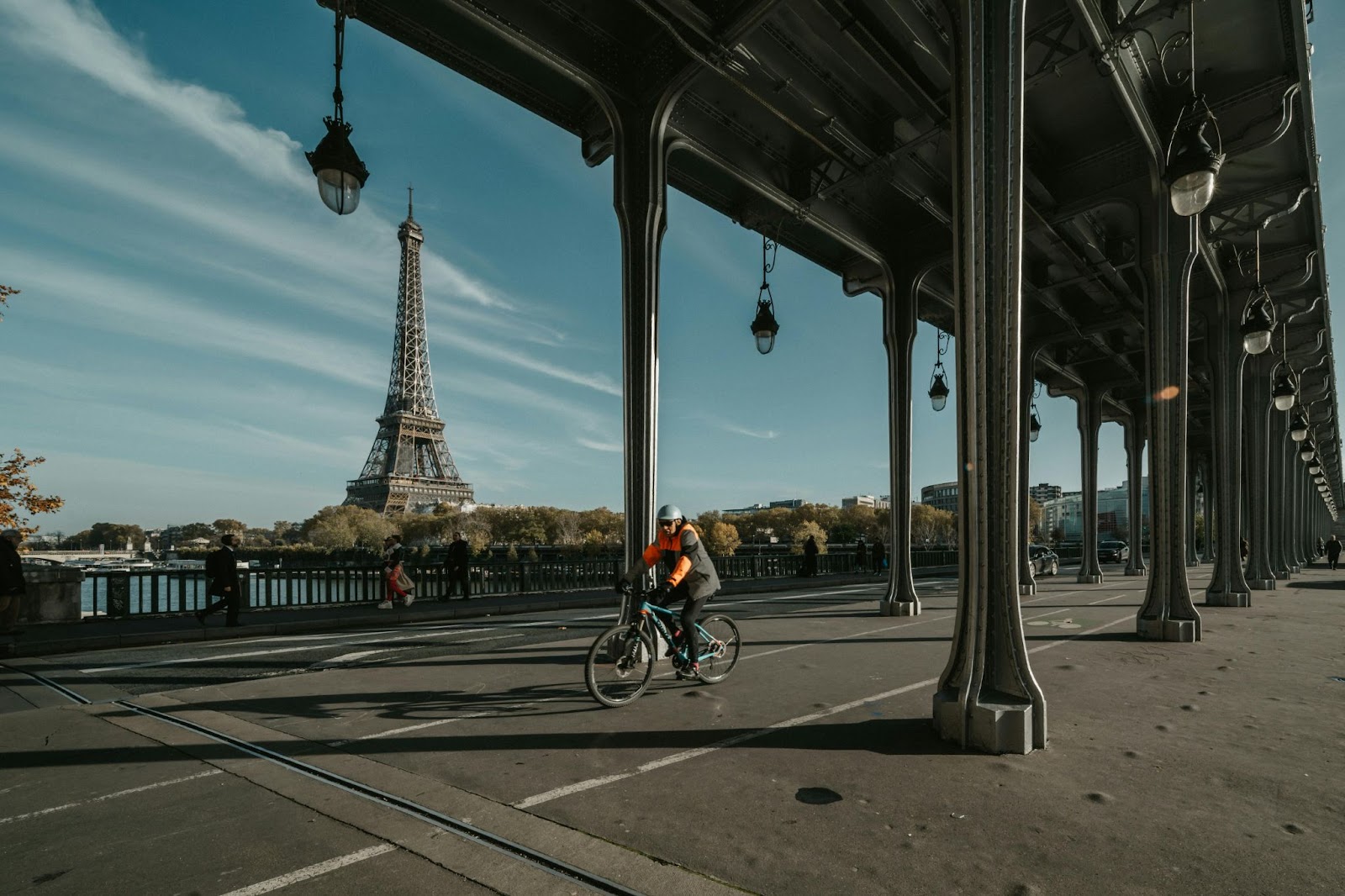 Un homme sur un vélo cargo de location à Paris