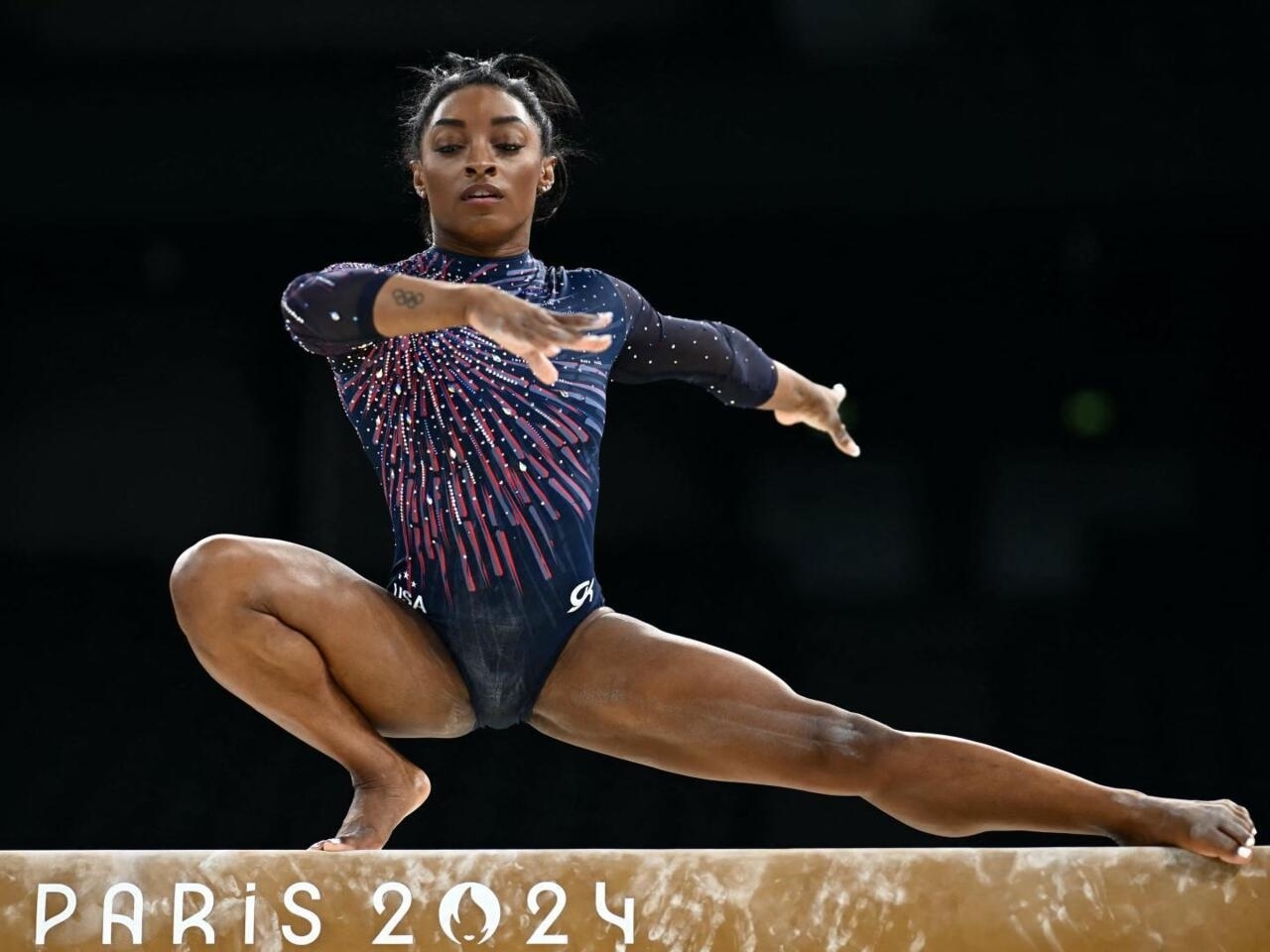 Simone Billes usando el uniforme de gimnasia del equipo de Estados Unidos para representar al país una vez más en los Juegos Olímpicos.