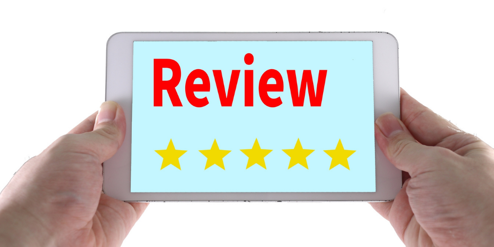 両手で持ったタブレット画面に赤文字で「Review」と表示し、その下に黄色い星５つの評価が並ぶシンプルなレビュー訴求画像