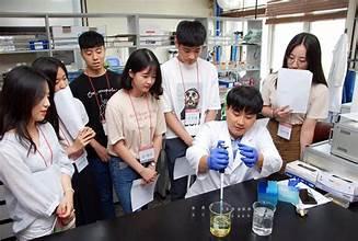 A group of people in a lab

AI-generated content may be incorrect.
