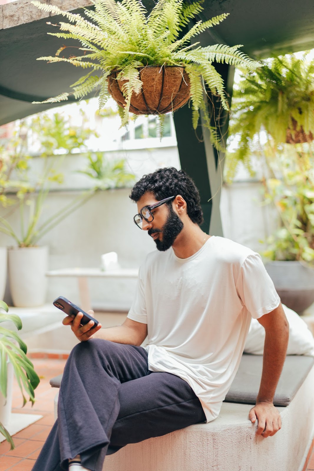 Modelo utiliza a camiseta tech da coleção Chico Rei na cor bege