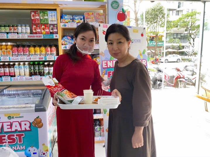 Có thể là hình ảnh về 2 người và văn bản
