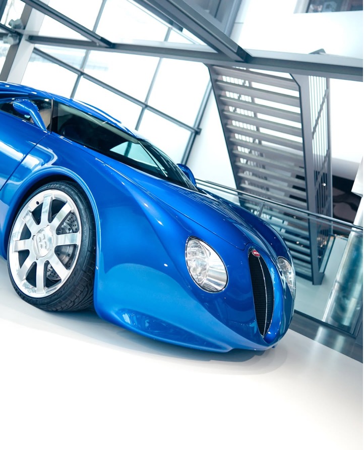 نموذج بوغاتي السري 1999 يضم محرك W18 فريد وتصميم مستوحى من عيون الحشرات، علامة ابتكارية بارزة. 