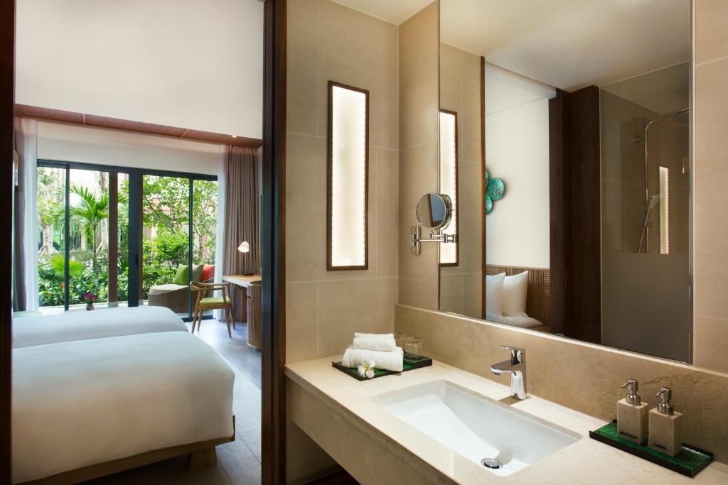 Кровать или кровати в номере Dusit Princess Moonrise Beach Resort