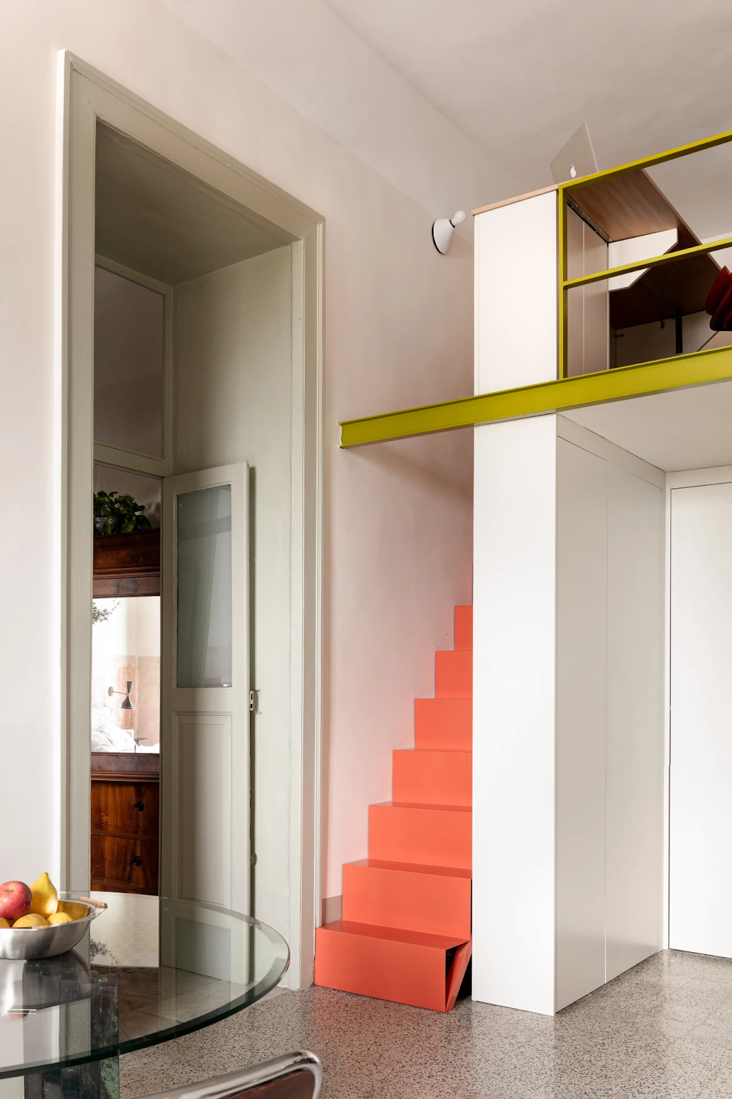 Petit escalier pour accéder à la mezzanine orange (Par Giuseppe Punzo and Julie Nebout, tiré du site “Architectural digest”)