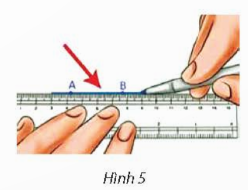 CHƯƠNG 8: CÁC HÌNH HÌNH HỌC CƠ BẢNBÀI 1: ĐIỂM. ĐƯỜNG THẲNG1. ĐiểmBài 1: Quan sát bản đồ ở hình sau, chúng ta thấy:Mỗi dấu chấm đỏ trên bản đồ du lịch biểu diễn một địa điểm tham quan.Chỉ ra các chấm biểu diễn các địa điểm du lịch Bà Nà, Hội An, Cù Lao Chàm.Giải nhanh:Bài 2: - Em hãy đọc tên các điểm có trên hình bên- Em hãy vẽ ba điểm vào vở và đặt tên cho ba điểm đóGiải nhanh:- Điểm G, K, H- Vẽ 3 điểm2. Đường thẳngBài 1: a) Kể tên các đường thẳng có trong Hình 4a.b) Vẽ vào vở ba điểm như Hình 4b. Vẽ các đường thẳng đi qua hai trong ba điểm đó.c) Từ một tờ giấy A4, em hãy nêu một số cách gấp để tạo ra hình ảnh của điểm và đường thẳng.Giải nhanh:a) Đường thẳng a, b, cb) c) * Cách gấp để tạo hình ảnh đường thẳng:- Gấp tờ giấy A4 làm hai phần, khi mở tờ giấy ra thì xuất hiện nếp gấp. - Nếp gấp đó cho ta hình ảnh của đường thẳng.* Cách gấp để tạo hình ảnh điểm:- Gấp đôi tờ giấy A4 lần thứ nhất rồi tiếp tục đôi tờ giấy đó lần thứ hai vuông góc với đường thẳng ban đầu. - Sau khi mở tờ giấy A4 ra thì sẽ có nếp gấp tạo thành hai đường thẳng vuông góc. Giao của hai đường thẳng này cho ta hình ảnh của điểm.3. Vẽ đường thẳngBài 1: Có bao nhiêu đường thẳng đi qua hai điểm A, B nói trên?Giải nhanh:Một đường thẳngBài 2: Từ các điểm M, N, P, Q phân biệt như Hình 6, có thể tạo thành bao nhiêu đường thẳng? Em hãy vẽ các điểm M, N, P, Q vào vở rồi dùng thước và bút để vẽ các đường thẳng đó.Giải nhanh: 4. Điểm thuộc đường thẳng. Điểm không thuộc đường thẳngBài 1: Quan sát hai bức tranh sau và mô tả hình ảnh của các quả bóng:a)  b)Giải nhanh:Hình 7a: Bóng chạm vạch sơn Hình 7b: Bóng không chạm vạch sơnBài 2: Điểm A thuộc và không thuộc đường thẳng nào trong hình bên? Dùng các kí hiệu và để mô tả điều đó.Giải nhanh:Điểm A thuộc đường thẳng a, không thuộc đường thẳng b.  A ∈ a và A ∉ b 5. Bài tập