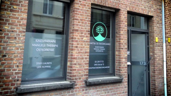 raamfolie met reclame op gevel van een kinesitherapie praktijk