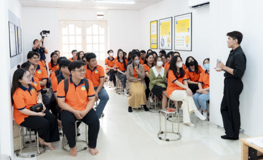 Follow English Faculty students to learn about the language teaching environment at IELTS Mentor 13