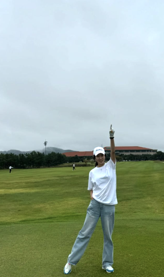 Former Miss Korea Kim Min Kyung on a white cap and a white shirt wearing a blue jean trouser posing for the camera 