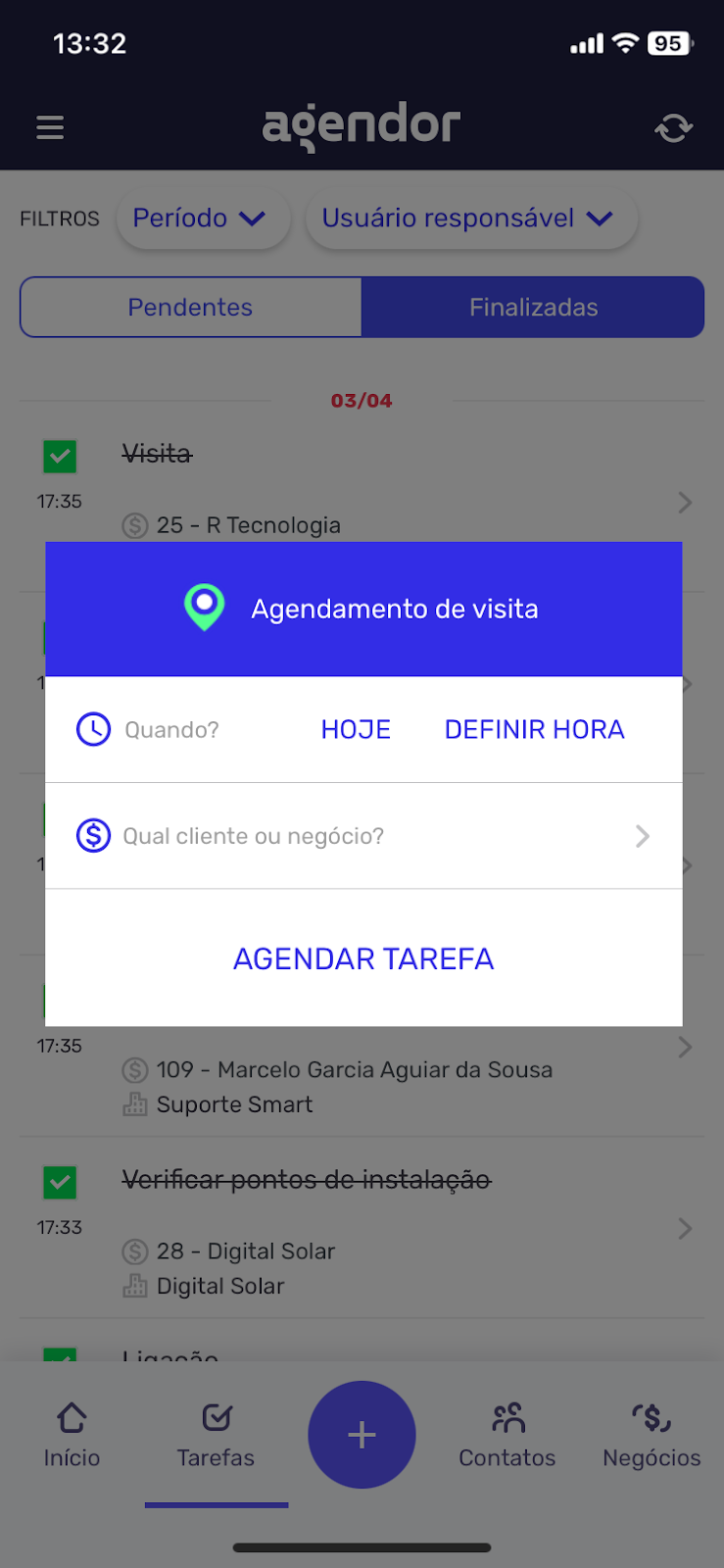 Tela de agendamento de visita no aplicativo do Agendor, mostrando a opção de selecionar data, horário e cliente para registrar uma nova tarefa. Exemplo de CRM com calendário integrado, ideal para vendedores organizarem compromissos e atividades de campo.