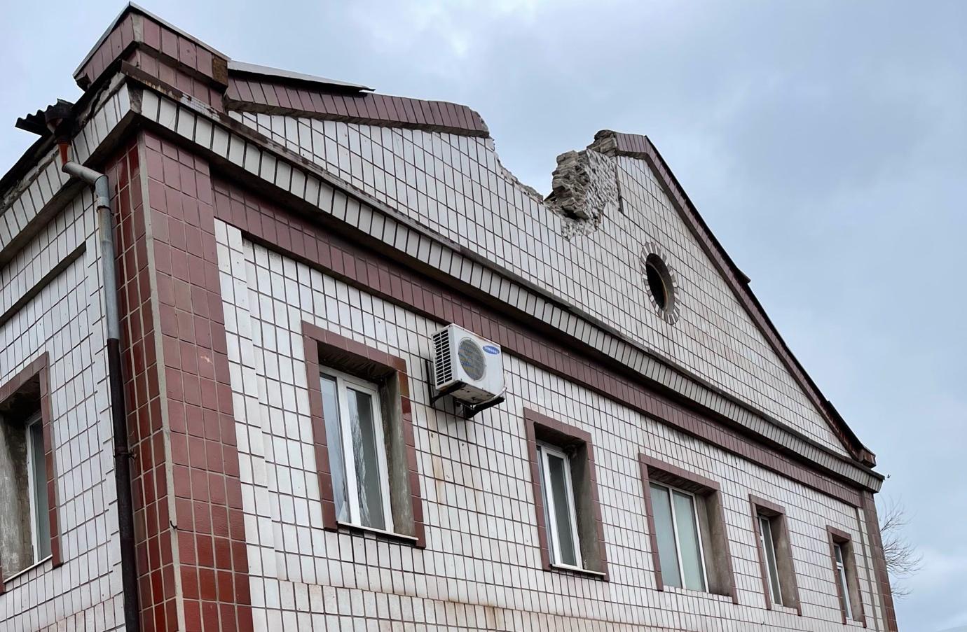 A building with a broken roof

Description automatically generated