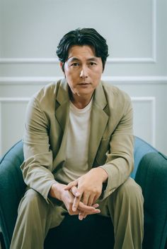 This contains an image of Jung Woo-sung says he avoided film references in directorial debut