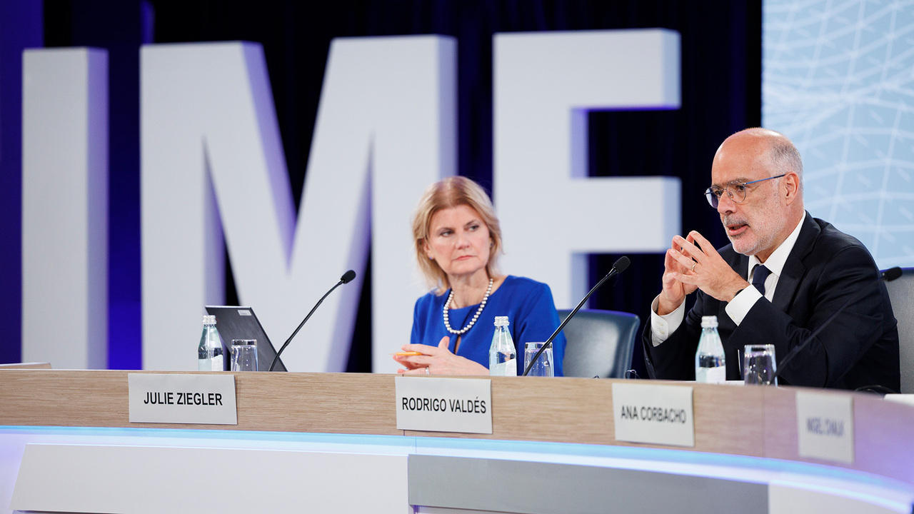 Ông Rodrigo Valdés – Giám đốc Khu vực Tây bán cầu của IMF (bên phải hình). Nguồn: IMF