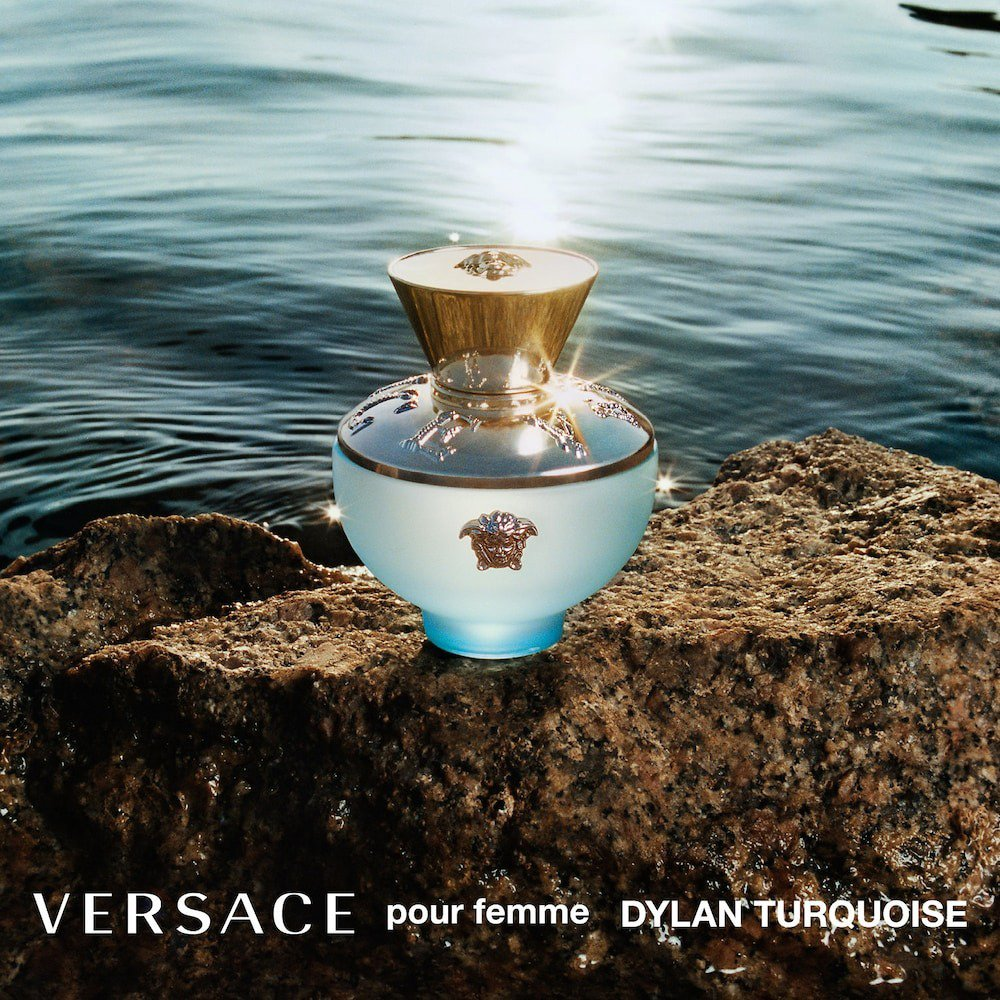 Nước hoa Versace Dylan Turquoise gợi lên hình ảnh vùng biển Địa Trung Hải xanh ngát