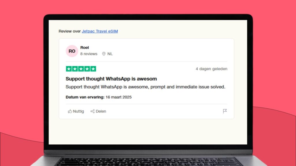 Laptop-Bildschirm mit einer positiven Bewertung des Jetpac eSIM-Kundendienstes