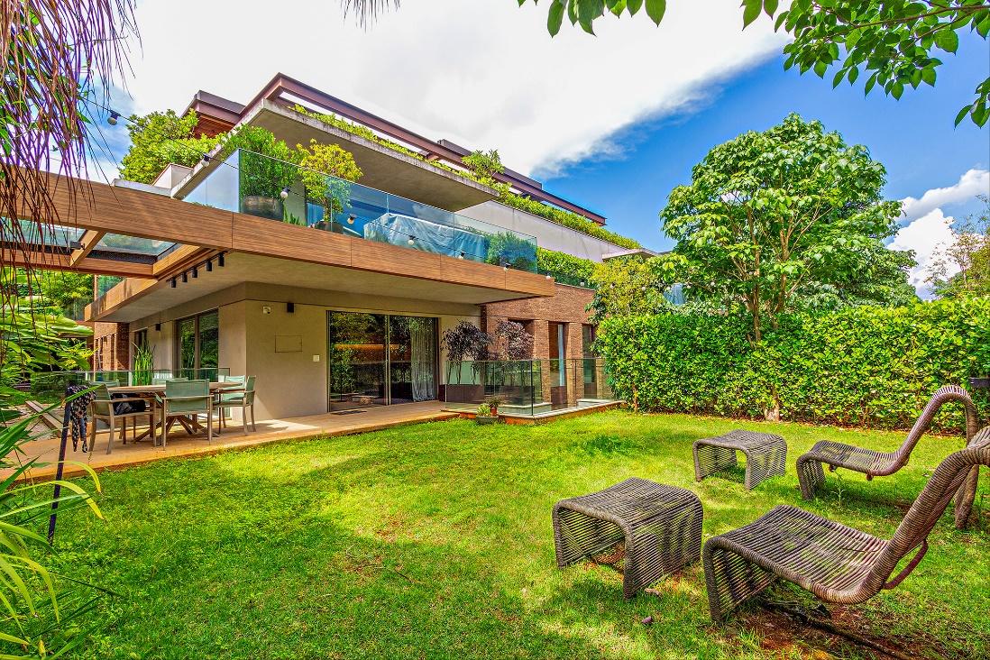 Casa em condomínio fechado com área externa, com espaço gourmet equipado com churrasqueira, jardim dos fundos com piscina/spa