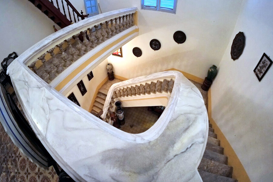 The stairs are made of marble. Source: Tham hiem Me Kong